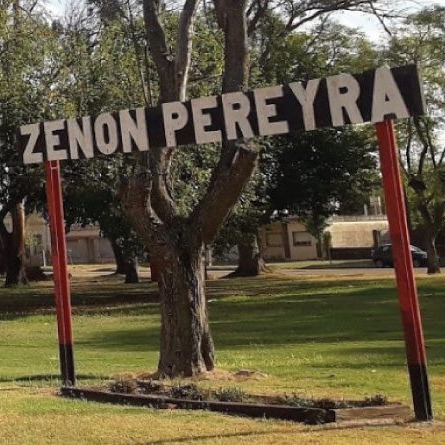 Acceso al pueblo de Zenón Pereyra
